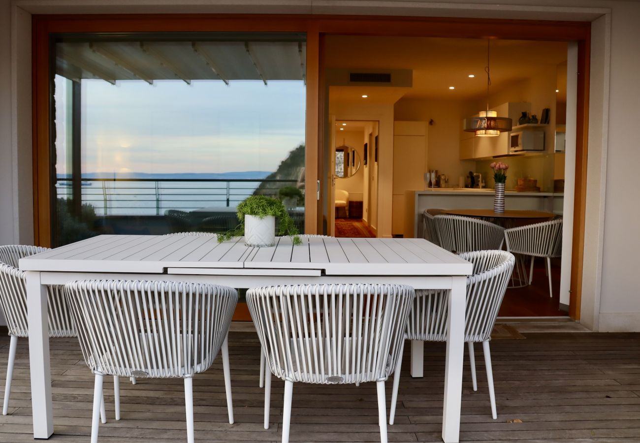 Идеально подходит для семей, пар и деловых поездок. Роскошная квартира с видом на море. Полностью оборудованная кухня. Зарезервированная парковка. Бес
